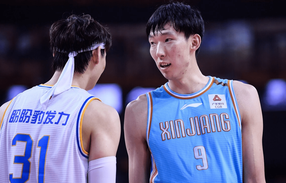 武汉三镇训练开放日，加时末段官宣签约引欢呼，CBA常规赛在即，年轻球员得到机会的简单介绍